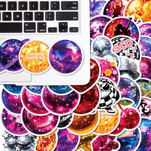 Dettaglio di adesivi disco ball impermeabili con colori vivaci e motivi in stile retrò
