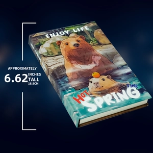 Detail der 16,8 cm Höhe dieses niedlichen Notizbuchs mit Bären- und Wasserschwein-Motiv