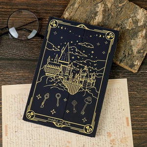 Taccuino Vintage Scuola di Magia con Stampa a Caldo Oro Stile Castello di Hogwarts Diario a Quadretti con Segnalibro Regalo di Cancelleria