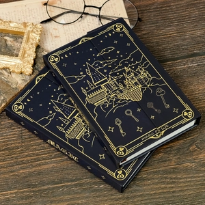 Taccuino minimalista scuola di magia con castello dorato e motivo a cielo stellato