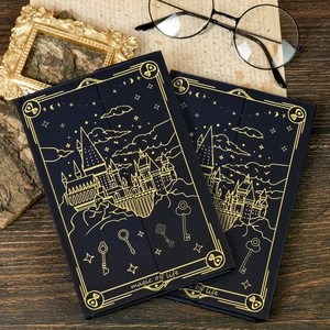 Custodia per iPad scuola di magia blu scuro con castello dorato e motivo magic of life