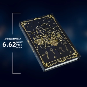 Dettaglio del taccuino magico con castello in oro e scala di misurazione di 16,8 cm
