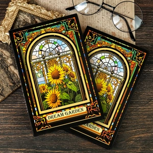 Sonnenblumen-Tagebuch Dream Garden mit Vintage-Glasdekor auf rustikalem Schreibtisch