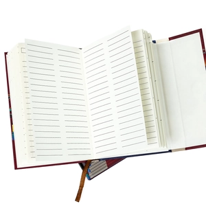 Détail d'un carnet ligné avec mise en page à deux colonnes et marque-page marron