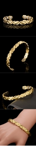 Détail du bracelet de magnétothérapie plaqué or 18K avec texture de blé tressé