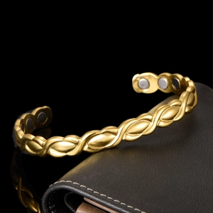 Bracelet de magnétothérapie plaqué or 18 carats avec design de feuille torsadée