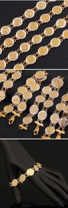 Macro de bracelets pièces d'or et d'argent avec symboles et fermoir mousqueton sûr
