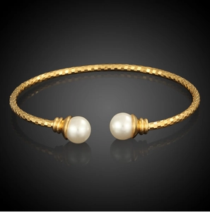Elegant 18K gold-plated open bangle featuring textured metal and two white pearls