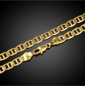 Detailed close-up of 18K gold plated mariner chain necklace with lobster clasp