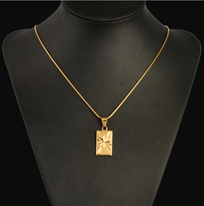 Detail eines 18K vergoldeten rechteckigen Anhängers mit Sternschliff auf Lederbüste