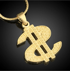 Détail du pendentif dollar plaqué or 18 carats avec texture mate et chaîne serpent