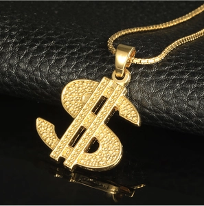 Détail du pendentif signe dollar plaqué or 18 carats avec texture et chaîne box