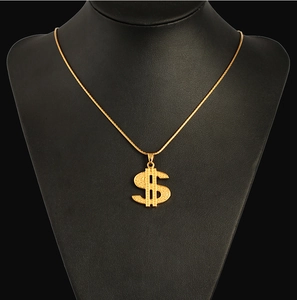 Détail du pendentif dollar plaqué or 18K sur collier exposé sur un buste noir chic