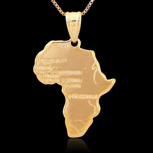 Vue macro détaillée du pendentif carte d'Afrique plaqué or 18K avec noms de villes