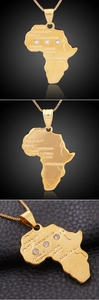 Vues détaillées du pendentif carte de l'Afrique plaqué or 18K avec gravures et strass