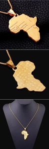 Détail macro du pendentif carte Afrique en or 18K avec gravures de villes et texture