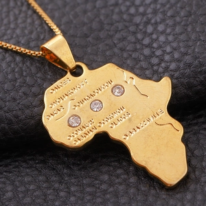 Collier carte Afrique doré avec noms de villes et zircons blancs sur cuir noir