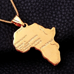 Pendentif carte d'Afrique plaqué or 18K avec noms de villes gravés et chaîne maille