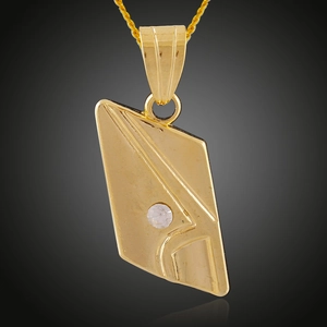 Dettaglio di un ciondolo asimmetrico placcato in oro 18K con una piccola pietra di zircone