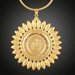 Dettaglio del ciondolo ovale placcato oro 18K con calligrafia araba di Allah e bordo a raggiera