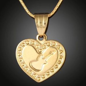 Dettaglio del ciondolo a cuore placcato oro 18K con rilievo chitarra e bordo perlato