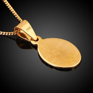 Ciondolo ovale retrò placcato oro 18K con trama a rete su fondo nero elegante