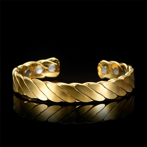 Dettaglio del bracciale magnetico intrecciato placcato oro 18K con magneti e riflesso lucido