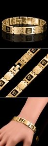 Detail eines vergoldeten Allah-Armbands mit schwarzen Emaille-Gliedern und Sonnenmuster