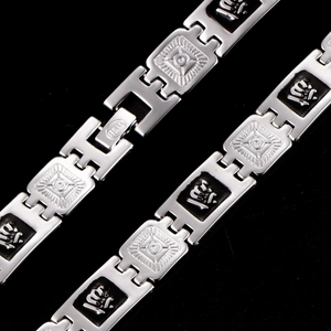 Detail eines religiösen Silberarmbands mit arabischer Kalligraphie auf schwarzem Emaille