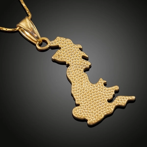 Collar con colgante mapa del Reino Unido en oro pulido con diseño trasero texturizado
