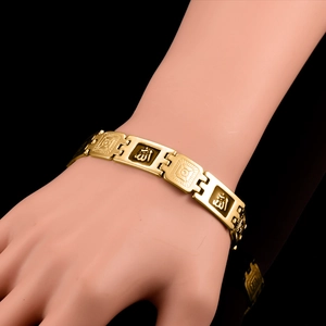 Vergoldetes Armband mit arabischer Allah-Kalligraphie und geometrischer Textur auf Schwarz