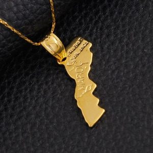 Colgante mapa de Marruecos dorado con grabados de Rabat y Casablanca bañado en oro 18K