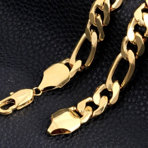 Collier maille Figaro plaqué or 18K poli avec fermoir mousqueton sur cuir noir