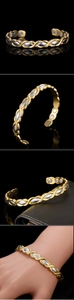 Detail eines zweifarbigen Magnettherapie-Armbands mit eingebetteten Heilmagneten