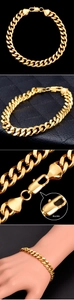Dettaglio del bracciale a maglia cubana dorata con chiusura sicura a moschettone