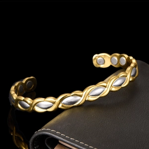 Zweifarbig geflochtenes Magnettherapie-Armreif-Design in Gold und Silber auf Leder