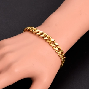 Classico bracciale a catena cubana placcato in oro mostrato su polso con sfondo nero