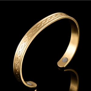 Retro 18K gold-plated open magnetic bracelet with engraved geometric oval patterns