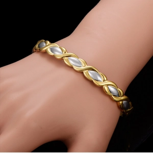 Zweifarbiger Armreif mit 18K Gold und Silber Überzug im geflochtenen Unendlichkeitsstil