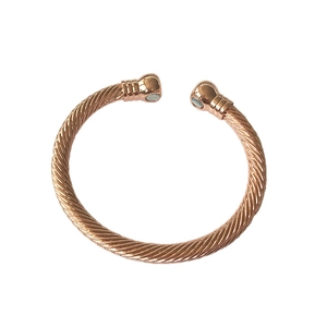 Eleganter 18K Roségold beschichteter Armreif im Seildesign mit magnetischen Enden