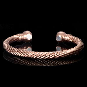 Detail eines 18K vergoldeten gedrehten Armreifens mit dualen Magnetperlen für Damen