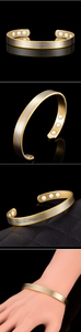 Detailansicht des zweifarbigen Magnetarmbands mit sechs eingebetteten Magneten