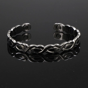 Pulsera magnética de metal pulido en color gris oscuro con diseño tejido abierto