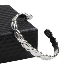 Brazalete abierto magnético plateado con textura trenzada para mujer