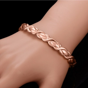 Pulsera de magnetoterapia en oro rosa con elegante diseño de hojas entrelazadas
