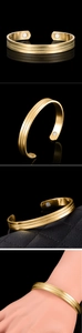 Dettaglio del bracciale magnetico placcato oro 18K con texture a trama a rombi
