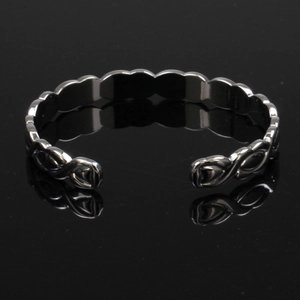 Primer plano de pulsera magnética negra con símbolo de infinito y bordes ondulados