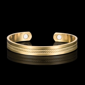 Bracciale magnetico placcato oro 18K per donna con incisione a rombi e design aperto