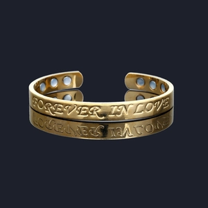 Dettaglio del bracciale magnetico dorato con incisione Forever In Love e magneti interni