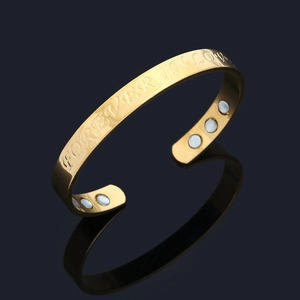 Dettaglio del bracciale magnetico placcato oro con incisione Forever In Love